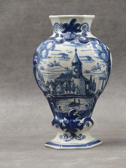 null Paire de petits vases en faïence de Delft (Manufacture de la Griffe) du XVIIIe...
