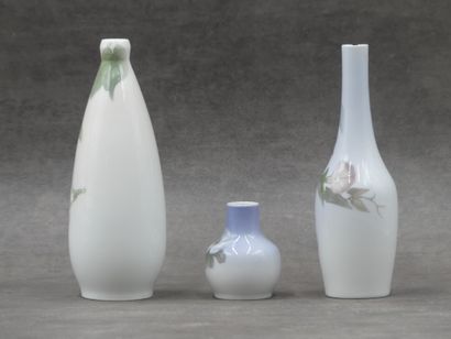 null Réunion de trois vases en porcelaine à décor de fleurs, Manufacture de COPENHAGUE....