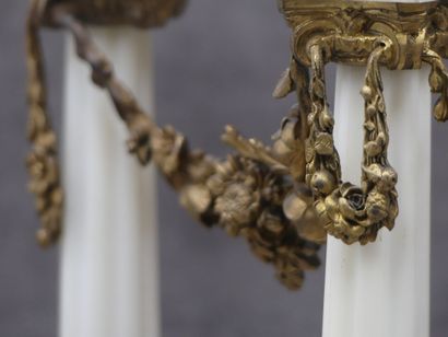 null Horloge portique en marbre et bronze doré à 4 colonnes supportant l'Amour. Époque...