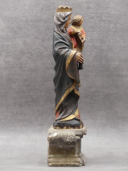 null Vierge à l'Enfant en pierre calcaire sculptée en ronde-bosse et polychromée...