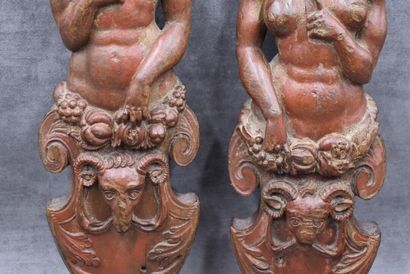null Deux éléments d'applique en noyer sculpté représentant deux femmes engainées,...