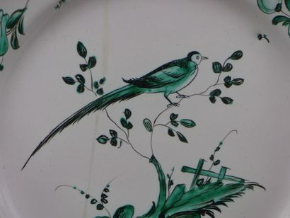 null Assiette en faïence à décor d'oiseau branché XVIIIe siècle, camaïeu vert. Diamétre...