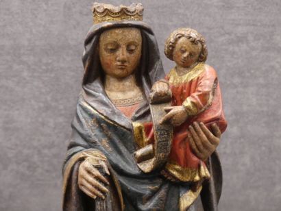 null Vierge à l'Enfant en pierre calcaire sculptée en ronde-bosse et polychromée...