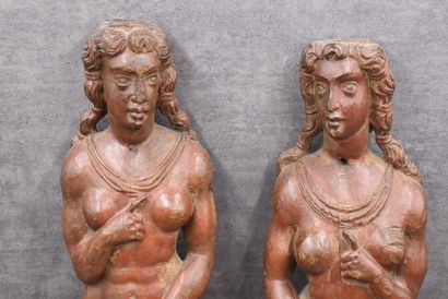 null Deux éléments d'applique en noyer sculpté représentant deux femmes engainées,...