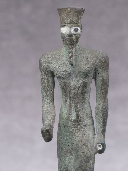 null Figurine en bronze figurant un personnage égyptien. Hauteur : 12.5 cm hors ...