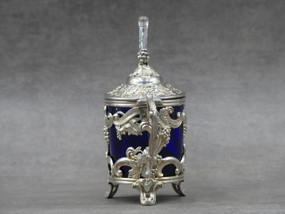 null Moutardier en argent à décor de Pampres, verre bleu, vers 1860. Hauteur : 11.5...