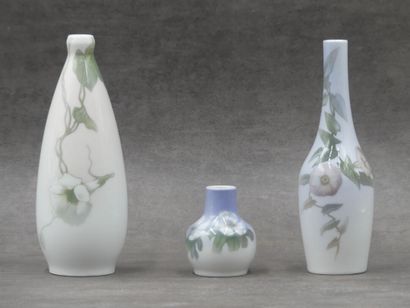 null Réunion de trois vases en porcelaine à décor de fleurs, Manufacture de COPENHAGUE....