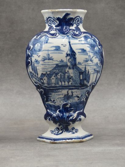 null Paire de petits vases en faïence de Delft (Manufacture de la Griffe) du XVIIIe...