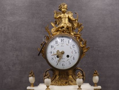 null Horloge portique en marbre et bronze doré à 4 colonnes supportant l'Amour. Époque...