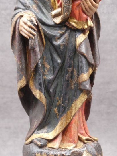 null Vierge à l'Enfant en pierre calcaire sculptée en ronde-bosse et polychromée...