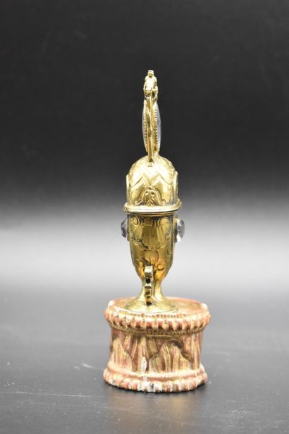 null Petite boîte reliquaire en laiton doré en forme de coeur, médaillon daté 1857...