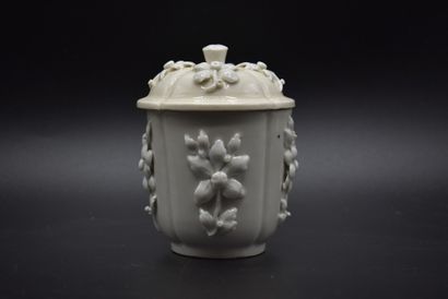 null SAINT-CLOUD, Pot couvert en porcelaine blanche à décor de fleurs en relief,...