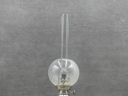 null Lampe à pétrole en argent, poinçon Minerve, à décor d'insectes et feuillages...