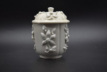 null SAINT-CLOUD, Pot couvert en porcelaine blanche à décor de fleurs en relief,...