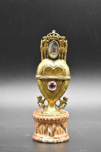 null Petite boîte reliquaire en laiton doré en forme de coeur, médaillon daté 1857...