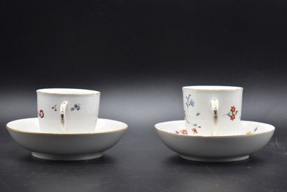 null Deux tasses et soucoupes en porcelaine blanche à décor de fleurs polychrome...