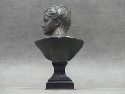 null D'après A .BOUCHER, Buste de jeune femme en bronze, socle en marbre. Hauteur...