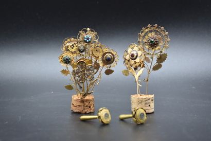 null Réunion de deux broches en or figurant des fleurs ornées de petites pierres...