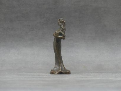 null École Française du XXème siècle, PANDORE. Statuette en bronze patiné. Dimensions...