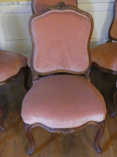 Suite de six chaises en bois Suite de six chaises en bois mouluré et sculpté à décor...