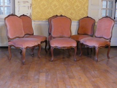 Suite de six chaises en bois Suite de six chaises en bois mouluré et sculpté à décor...