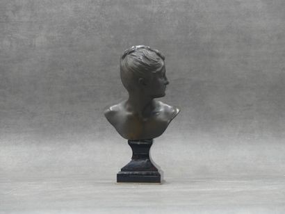 null D'après A .BOUCHER, Buste de jeune femme en bronze, socle en marbre. Hauteur...