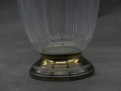 null Carafe en verre et argent, bouchon. Poinçon minerve. Hauteur : 29 cm. Eclat...