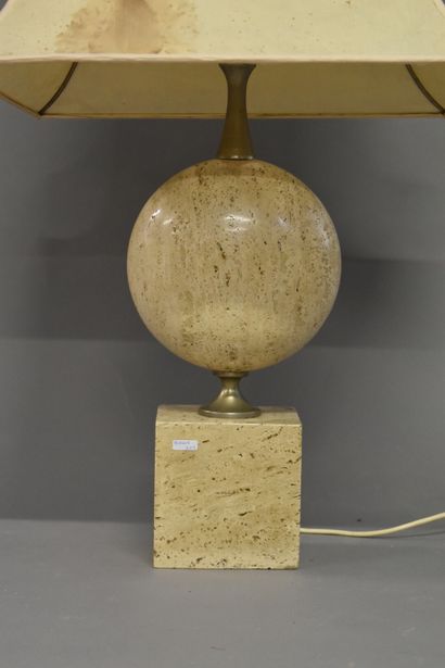 null Philipe BARBIER (1927). Lampe à poser en pierre polie blanche en forme de cube...