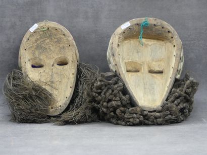 null AFRIQUE. Réunion de deux masques en bois et cordage polychrome. Dimensions :...