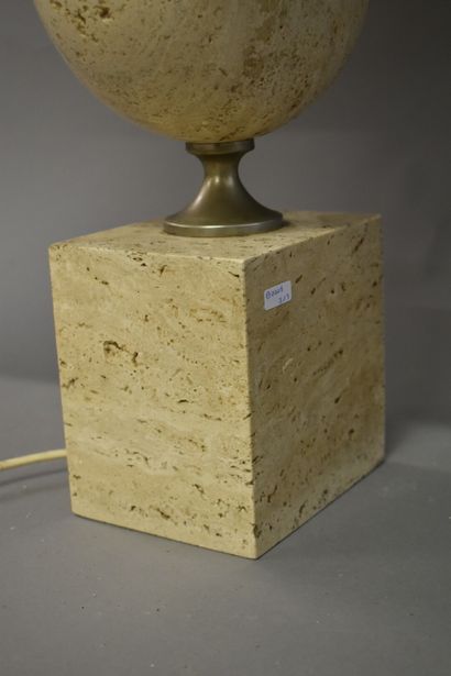 null Philipe BARBIER (1927). Lampe à poser en pierre polie blanche en forme de cube...