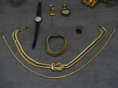 null Réunion de bibelots divers dont: bijoux fantaisie (clips, bracelets, deux colliers,...