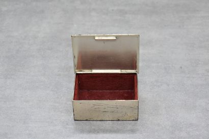 null Boîte rectangulaire en bronze argenté ouvrant par un abattant supérieur, à décor...