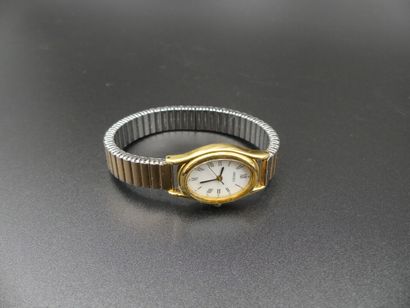SEIKO Montre Une montre SEIKO de Dame en métal doré, cadran chiffres romains.