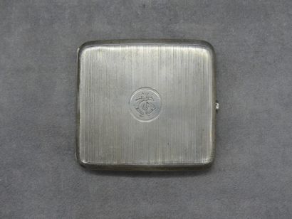 null Etui à cigarettes en argent 925, monogrammé sur le dessus. Dimensions: 8x8.5cm....