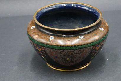 null Petit cache-pot en émail cloisonné à décor géométrique de fleurettes. XXème...