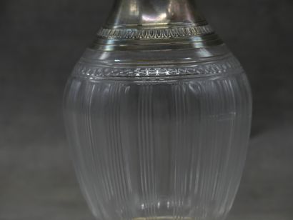 null Carafe en verre et argent, bouchon. Poinçon minerve. Hauteur : 29 cm. Eclat...