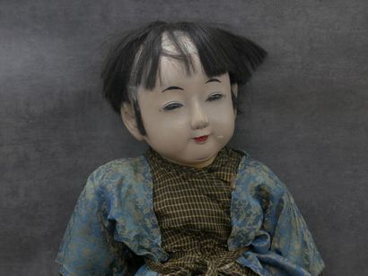 null Poupée en bois peint représentant un enfant asiatique. Hauteur : 70 cm. Manques...
