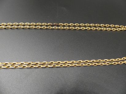 CHAÎNES Deux chaînes en métal doré. Longueur : 63 et 56 cm.
