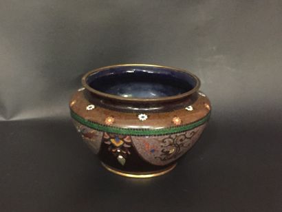 null Petit cache-pot en émail cloisonné à décor géométrique de fleurettes. XXème...