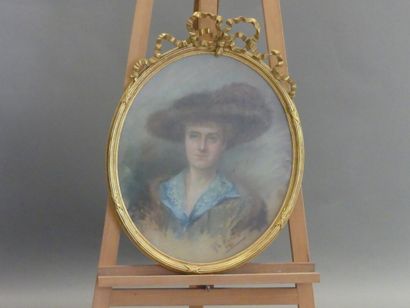 PORTRAIT Ecole du XXème siècle, Portrait de femme, pastel sur appier en ovale, Signé...