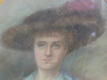 PORTRAIT Ecole du XXème siècle, Portrait de femme, pastel sur appier en ovale, Signé...