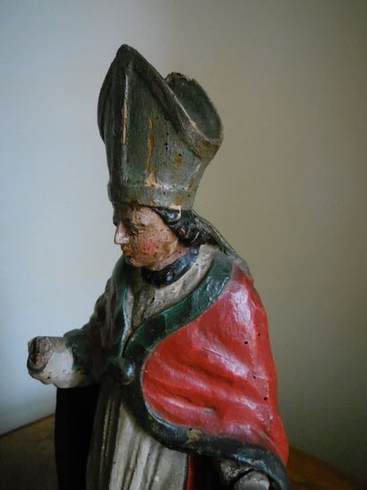 null Saint Eloi en bois sculpté et polychromé. XVIIe siècle.Hauteur : 34 cm, (accidents...