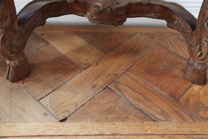 teau de marbre à doucine Console en chêne au naturel. Elle repose sur deux pieds...