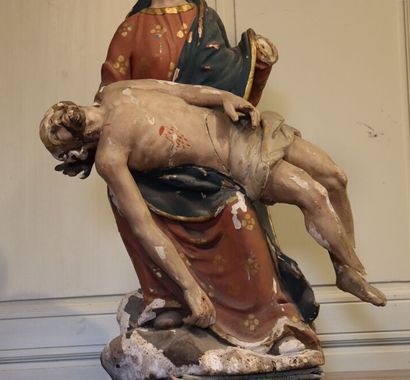 null Pieta en bois sculpté. Travail du XVIIII ème siècle. Polychromie postérieure....