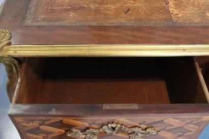 null Chevallier Charles ( 1700-1771). Bureau plat en bois marqueté à croisillons....