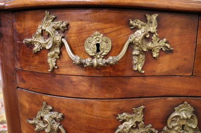 null Commode en bois mouluré et marqueté à décors géométriques, façade en arbalète...