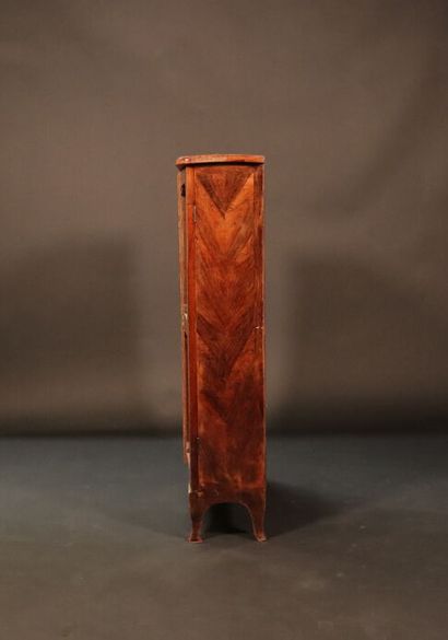 null Small bookcase in veneer and marquetry. It opens with two doors revealing 4...