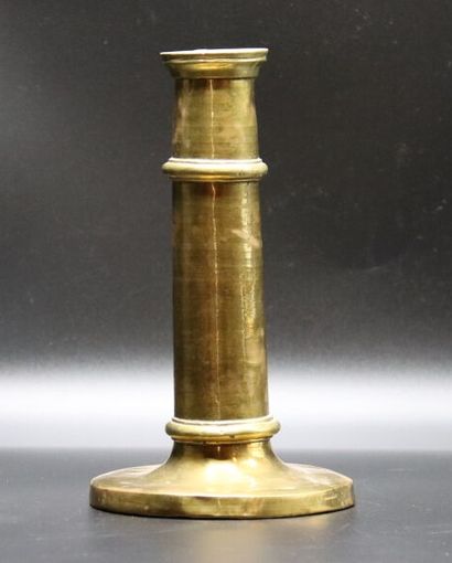 null Brass torch, shaft and neck ringed. Flanders work, 17th century. Height 25 cm,...