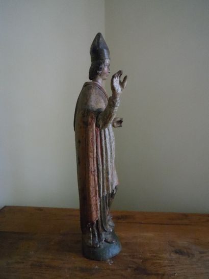 null Saint Evêque bénissant en chêne et peuplier sculpté, et polychromé. XVIIe siècle....