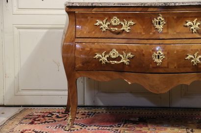 null Commode en bois marqueté à encadrements, galbée toutes faces. Elle ouvre par...